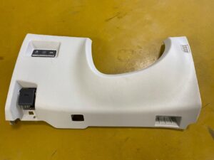 DOLNA OSŁONA DESKI POD KIEROWNICE INFINITI Q50