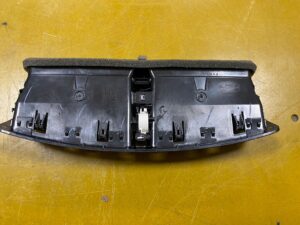 ŚRODKOWA KRATKA NAWIEWU FORD KUGA MK2 AM51R01815A