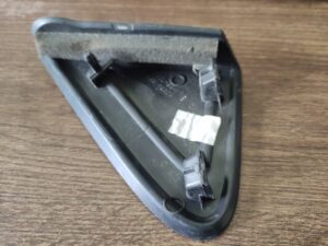 OSŁONA ZAŚLEPKA TRÓJKĄT BŁOTNIKA PRZÓD PRAWY DACIA SANDERO III