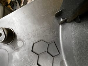 POSZYCIE OSŁONA SŁUPKA ŚRODKOWEGO B PRAWA PRAWY DACIA JOGGER