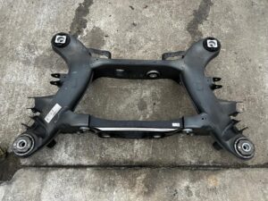 WÓZEK ZAWIESZENIE BELKA SANKI KOŁYSKA TYŁ MERCEDES C-KLASA W206 2WD RWD