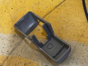 OSŁONA ZAŚPLEPKA MOCOWANIA PASÓW BEZPIECZEŃSTWA PRZÓD TOYOTA HILUX VIII 8