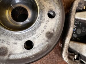 PIASTA ZWROTNICA ZACISK TYŁ LEWY MERCEDES E-KLASA W213 KOMBI