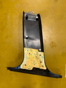 PRAWY ŚRODKOWY DOLNY SŁUPEK B BMW F10 F11