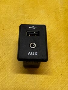 GNIAZDO WEJSCIE AUDIO USB AUX NISSAN X-TRAIL T32 QASHQAI II J11
