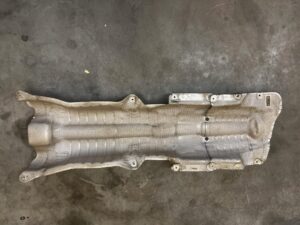 IZOLACJA OSŁONA TERMICZNA TUNELU ZBIORNIKA PALIWA BMW M5 F90