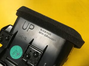 KRATKA NAWIEWU KIEROWCY LEWA DESKI INFINITI Q30 EU