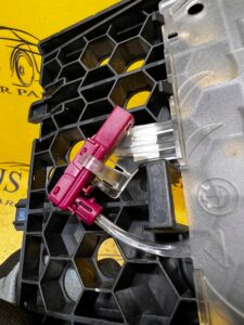 RAMKA OSŁONA UCHWYTU NA KUBKI TUNELU BMW 5 G30