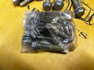 4 X ŚRUBA USZTYWNIENIE NADWOZIA BMW 5 F10 X5 E70 F15 X6 E71 F16 NOWA OEM