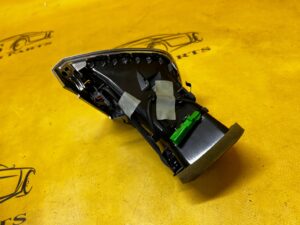 KRATKA NAWIEWU DESKI KONSOLI ZEWNĘTRZNA LEWA POŁYSK LED VOLVO XC90 II