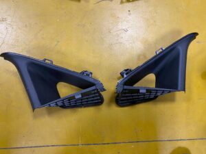 OSŁONA POSZYCIE SŁUPKA LEWY PRZÓD FORD FIESTA MK8