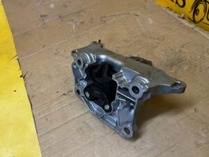 ŁAPA MOCOWANIE WSPORNIK PODUSZKA SILNIKA PEUGEOT 2008 II 1.5 BLUE HDI