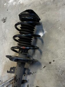 PRAWA ZWROTNICA MCPHERSON AMORTYZATOR NOGA RENAULT TALISMAN 1.5 DCI