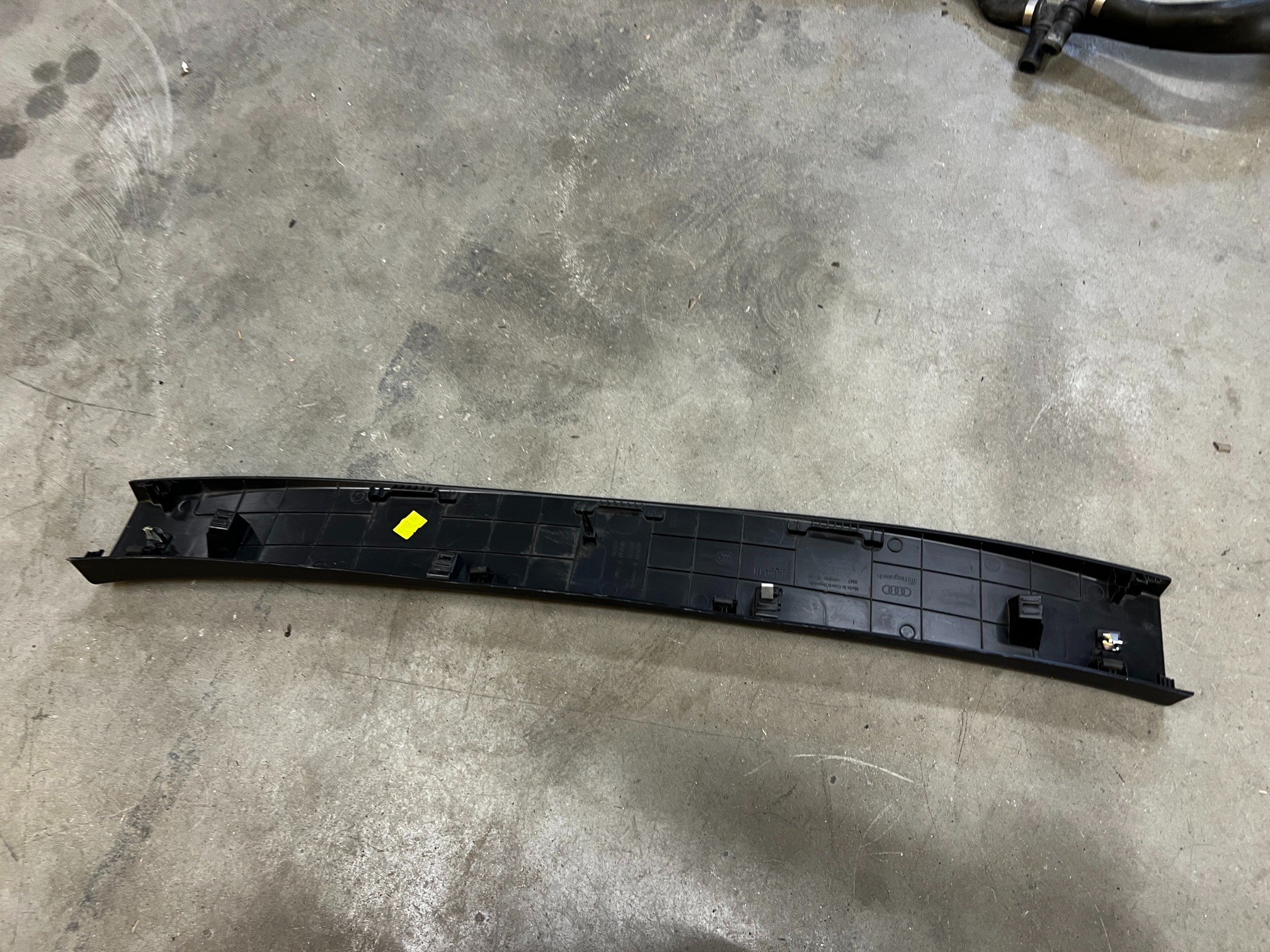 GÓRNA OSŁONA TAPICERKA TYLNEJ KLAPY AUDI Q7 4M