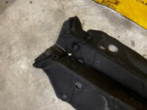 WYGŁUSZENIE WYKŁADZINA TUNELU ŚRODKOWEGO SKRZYNI BIEGÓW MERCEDES GL X166