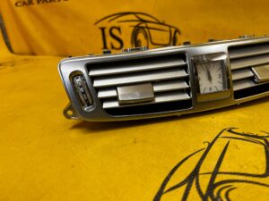 KRATKA NAWIEWU ŚRODKOWA DEKOR DESKI KONSOLI ZEGAREK MERCEDES CLS W218 EU