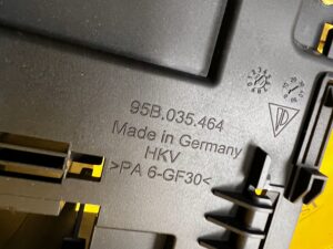 UCHWYT MOCOWANIE RAMKA WYŚWIETLACZA DESKI KONSOLI PORSCHE MACAN 95B