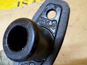 ODBOJNIK MASKI POKRYWY SILNIKA LEWY PORSCHE MACAN 95B