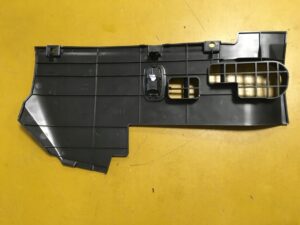 PRAWA OSŁONA POD DESKĘ LAMPKA NAD NOGI INFINITI Q30