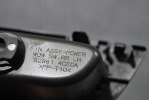 PRZEŁĄCZNIK SZYB LEWY TYŁ NISSAN X-TRAIL T32