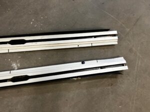 KOMPLET SZYNY PROWADNICE PODŁOGI BAGAŻNIKA PEUGEOT 508 I KOMBI SW