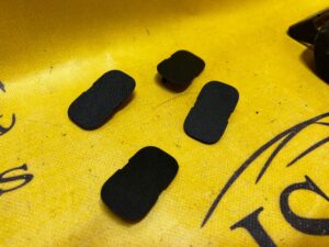 ZAŚLEPKA ŚRUB PODŁOKIETNIKA TUNELU PEUGEOT 3008 II