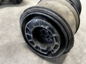 AMORTYZATOR MIECH PODUSZKA TYŁ LEWY RANGE ROVER VELAR L560 2.0D