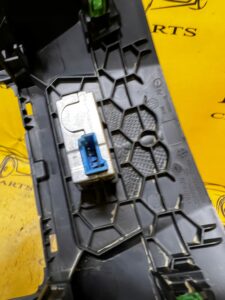 OSŁONA PLASTIK ZAŚLEPKA KRATKI NAWIEWU PORT USB BMW F40