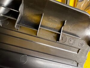 OSŁONA ZAŚLEPKA PODSUFITKI DACHU PRZÓD PRAWA 4 DRZWI FORD BRONCO 21-