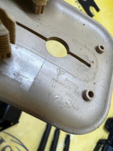 OSŁONA RYGLA MOCOWANIA OPARCIA FOTELA KANAPY TYŁ PORSCHE MACAN 95B