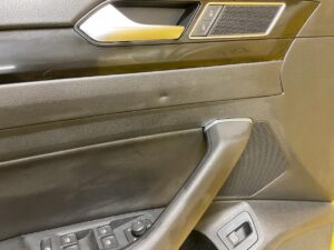 BOCZEK TAPICERKA DRZWI LEWY PRZÓD VOLKSWAGEN ARTEON