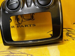 RAMKA ŚRODKOWA KRATKI NAWIEWU DACIA DUSTER II