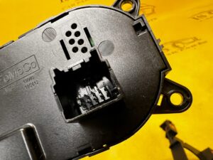 PANEL PRZEŁĄCZNIK KLIMATYZACJI TYŁ TUNELU ŚRODKOWEGO FORD EXPLORER MK6