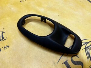 RAMKA OSŁONA KLAMKI WEWNĘTRZNEJ PRAWA CHEVROLET CORVETTE C5 97-04