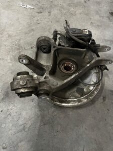 ZWROTNICA PIASTA TARCZA ZACISK TYŁ LEWY LAND ROVER DISCOVERY V L462 2.0 D