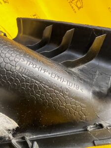 TRÓJKĄT OSŁONA SŁUPKA PRZÓD A PRAWY FORD FIESTA MK8