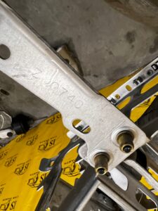 STELAŻ MOCOWANIE PODSTAWA KONSOLA DESKA TUNEL CHEVROLET CORVETTE C5 97-04
