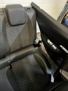 FOTELE KOMPLET WNĘTRZE BOCZKI FOTEL KANAPA PEUGEOT 2008 II P24