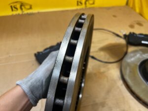 KOMPLET TARCZE KLOCKI HAMULCOWE PRZÓD BREMBO LAND ROVER DISCOVERY V L462