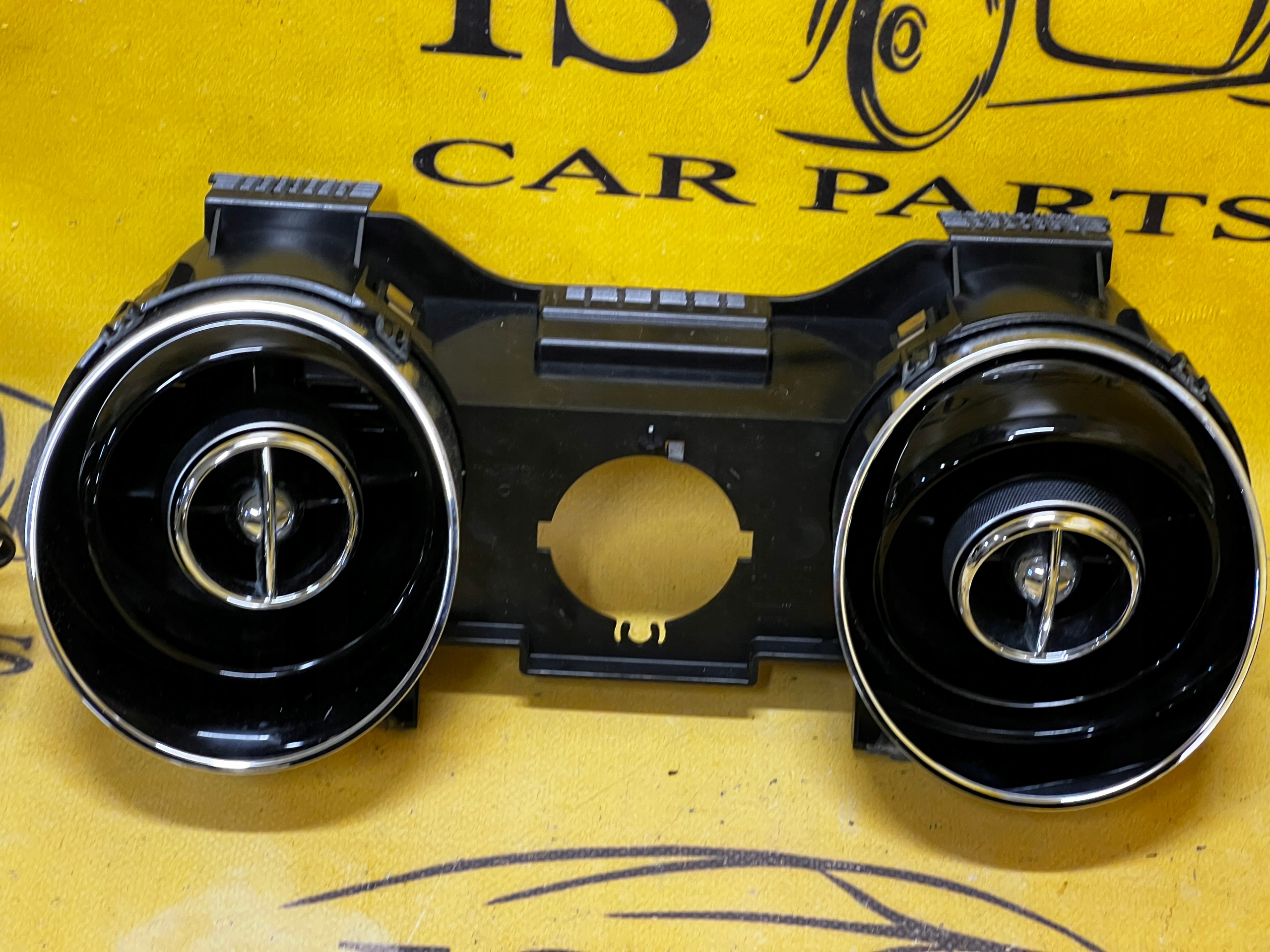 ŚRODKOWE KRATKI NAWIEWU DESKI JAGUAR XJ X351 09-19