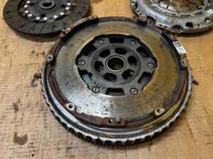 ZESTAW SPRZĘGŁO DOCISK TARCZA DWUMASA RENAULT 1.3 TCE