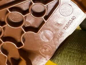 ZAŚLEPKA OSŁONA SZCZELINY PASA PRAWA BMW 7 G11 TARTUFO NOWA OEM