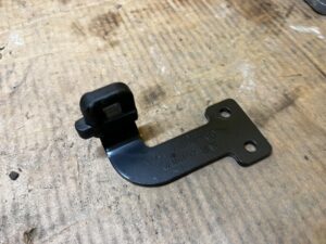 UCHWYT MOCOWANIE ROLETY PIONOWEJ LEWY PEUGEOT 508 I KOMBI SW