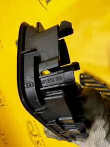 KRATKA NAWIEWU GÓRNA DESKI KONSOLI PRAWA AUDI SQ7 Q7 4M0