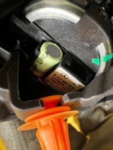 TRÓJKĄT ZAŚLEPKA GŁOŚNIK DRZWI PRZÓD PRAWY MERCEDES CLS W218 HARMAN/KARDON