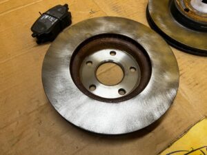 KOMPLET TARCZE KLOCKI HAMULCOWE PRZÓD FORD PUMA II MK2 1.0 ECOBOOST