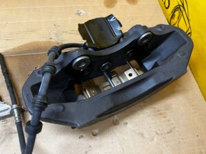 ZACISK HAMULCOWY PRZÓD PRAWY BREMBO LAND ROVER DISCOVERY V L462