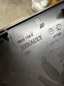 OSŁONA PLASTIK ZAŚLEPKA BOCZEK DESKI KONSOLI PRAWY DACIA DUSTER II