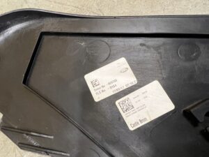 TAPICERKA BOCZEK LISTWA TUNELU ŚRODKOWEGO LEWA JAGUAR XE X760 XF X260