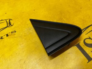 OSŁONA ZAŚLEPKA TRÓJKĄT BŁOTNIKA PRZÓD PRAWY DACIA SANDERO III